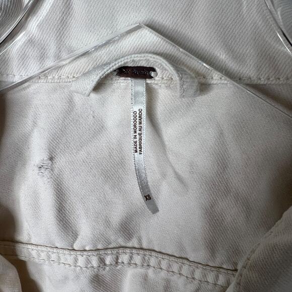 Free People Rumors Cropped Denim Jean Jacket FLAW Ecru Ivory Womens XS - Picture 9 of 10